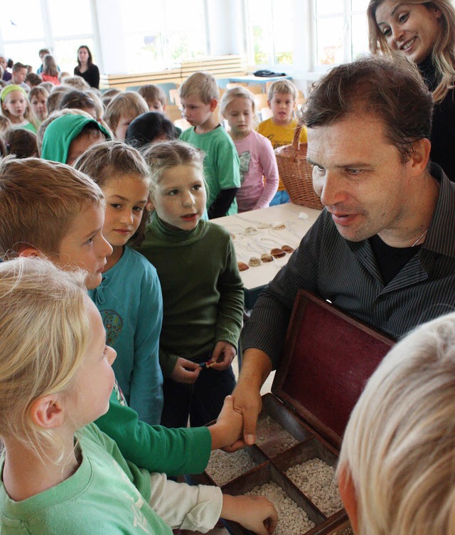 Umringt von grn gekleideten Grundsch...gs bei seiner Lesung in Gundelfingen.   | Foto: Gabriele Fssler