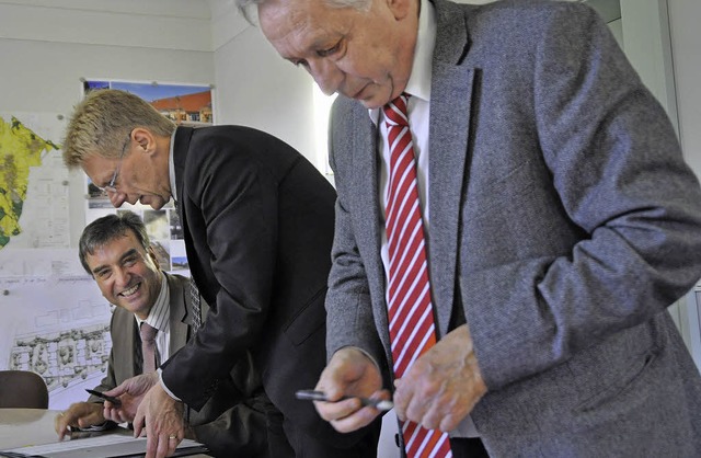 Brgermeister Laub, Marcel  Thimm  und...  (von links) bei der Unterzeichnung.   | Foto: Steckmeister