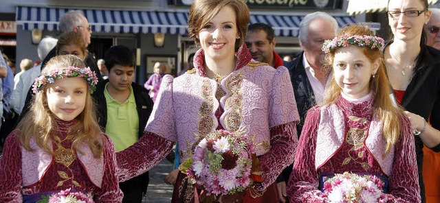 Chrysanthemenknigin Valerie I. und ih...en Nicole und Alice auf dem Marktplatz  | Foto: HEIDI FSSEL