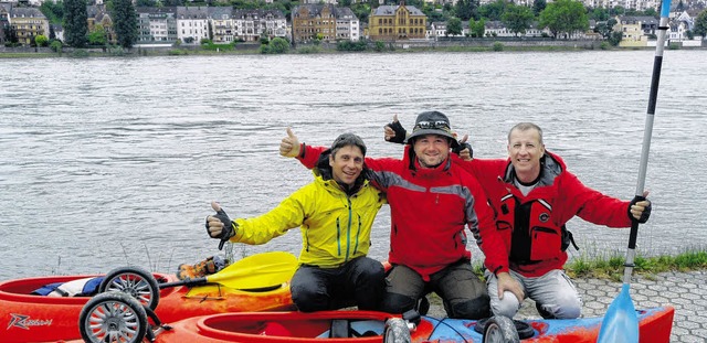 Nach ihrem Rhein-Abenteuer freuen sich...inks) ber ihre erfolgreiche Kanutour.  | Foto: Dehmel