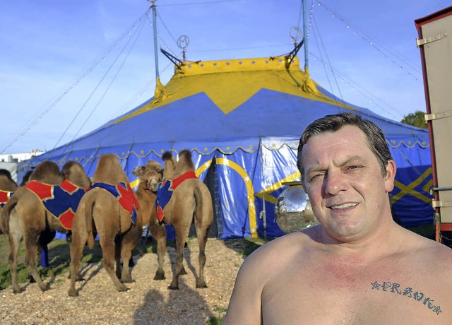 Mit den Kamelen des Circus Montana: Ma...er in achter Generation Zirkus macht.   | Foto: Harald Rudolf