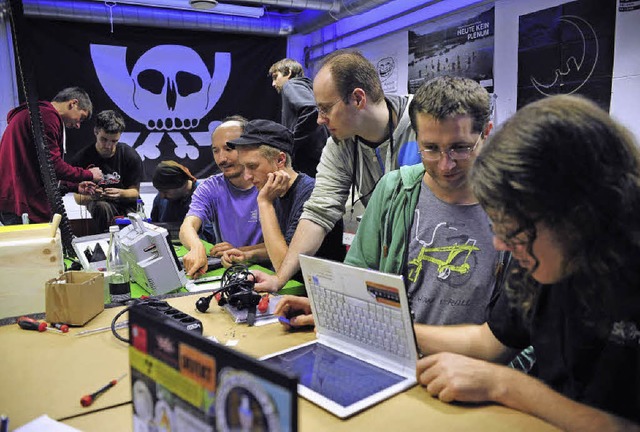 Nur keine Berhrungsngste: Mitglieder...Computer-Clubs helfen beim Reparieren.  | Foto: Thomas Kunz