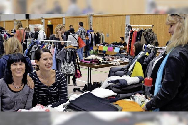 Erste Frauenkleiderbrse in der Hochrheinhalle in Wyhlen mit vielen Besuchern