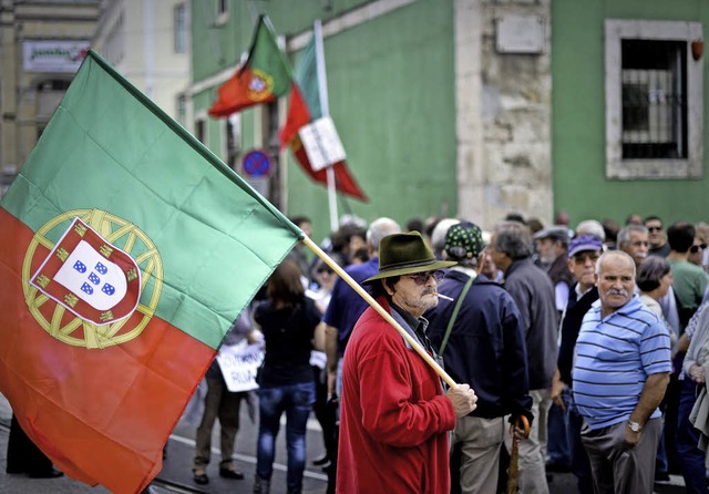 Protest und Trauer &#8211;  Zehntausende gingen in Portugal auf die Strae.  | Foto: afp