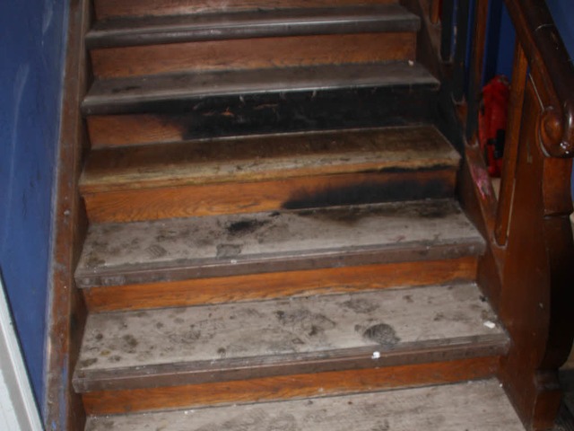 Das Feuer hat auf der Treppe im Erdges...Obdachlosenheims Spuren hinterlassen.   | Foto: Jrn Kerckhoff/Jens Klein