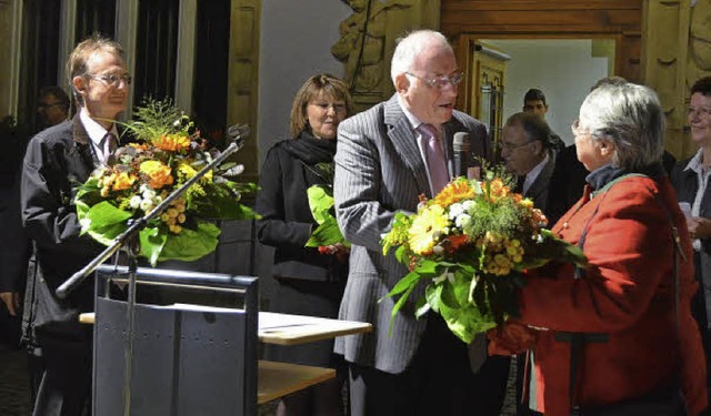 Blumen fr die Kandidatinnen und Kandi...b&#8217;s am Sonntag vor dem Rathaus.   | Foto: Susanne Mller