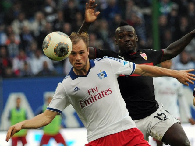 Hamburgs Maximilian Beister (links) k...arts Arthur Boka (rechts) um den Ball.  | Foto: A3923/_Angelika Warmuth