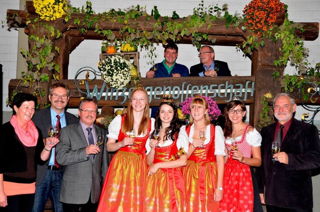 Hoheiten, Kellermeister, Geschftsfhr...n Handpresse zu einem Erinnerungsfoto.  | Foto: Roland Vitt