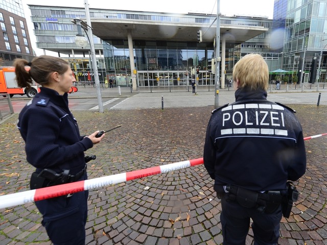 Die Einsatzkrfte riegelten den Bahnhof ab.  | Foto: Ingo Schneider