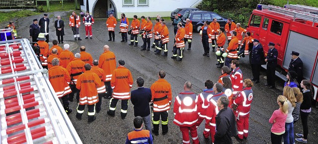Hand in Hand arbeiteten Feuerwehr und ...er  Lagebesprechung  am Schtzenhaus.   | Foto: Horst Dauenhauer