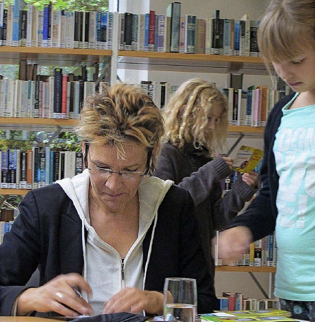 Die Autorin Irene Margil hat viele Fu...lheimer Mediathek gab sie Autogramme.   | Foto: Justine van Wasbeek