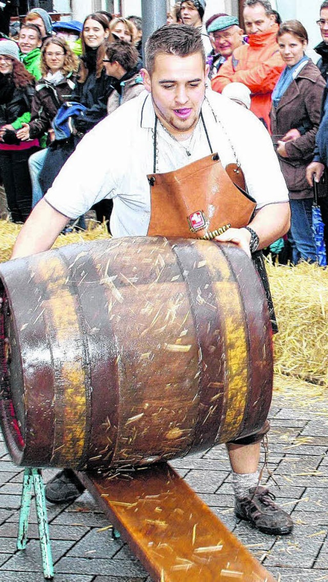 Publikumsmagnet bei der Kilbig war das Bierfassrollen.   | Foto: Molitor