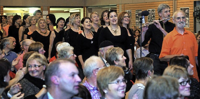 Einzug durchs Publikum auf die Bhne: Chorus Delicti in der Lindenfeldhalle   | Foto: wolfgang knstle