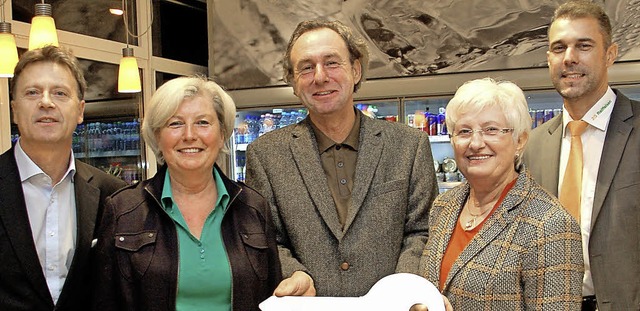 Bei de Schlsselbergabe  (von links):...rin Rosemarie Schad und Frank Gutjahr   | Foto: wolfgang beck