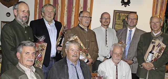 Treue Mitglieder: Die Jubilare mit Br...tzenden Gerhard Schulz (vorne links).   | Foto: hans spengler