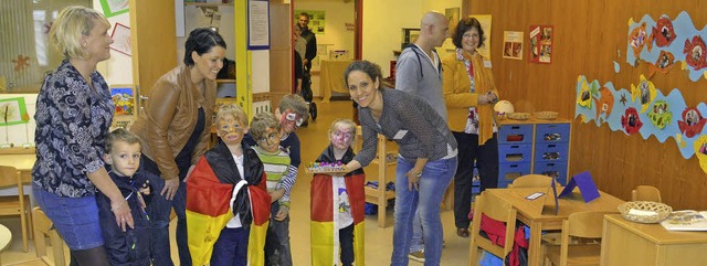 Kindergartenleiterin Barbara Borho (re...ndergartens beim Tag der offenen Tr.   | Foto: Dieter Erggelet