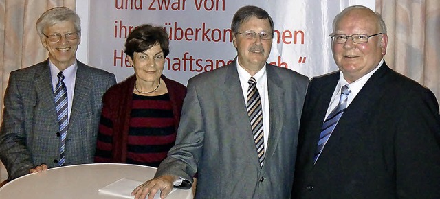 Saen auf dem Podium (von links): Heri...Schmidt, Erich Birkle und Andreas Hess  | Foto: Anne freyer