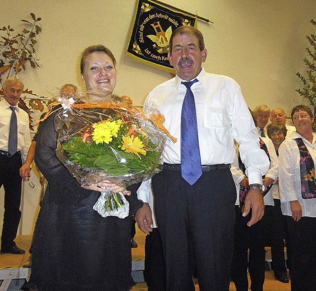 Mit einem Blumenstrau bedankte sich  ... Auftritt der Sngerinnen und Snger.   | Foto: Jennert