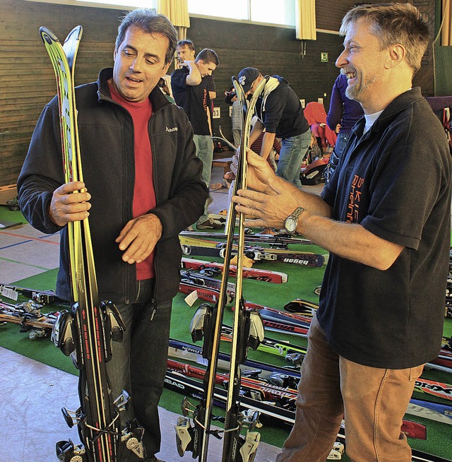 Mitglieder des Skiclubs beraten bei der Auswahl.  | Foto: Luisa Koch