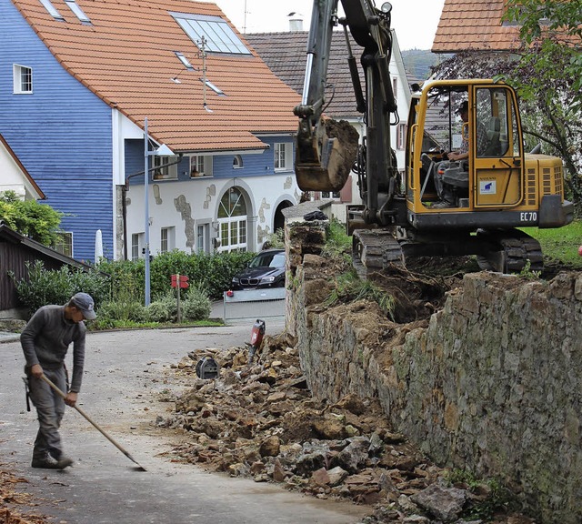 In Binzen wird die Mauer um den Pfarrgarten saniert.   | Foto: privat