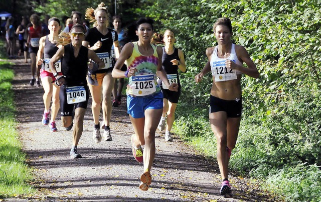 Start zum Frauenlauf, der sich zu eine...ts vorne 1212 Svenja Abel die Siegerin  | Foto: Thomas Fehrenbach