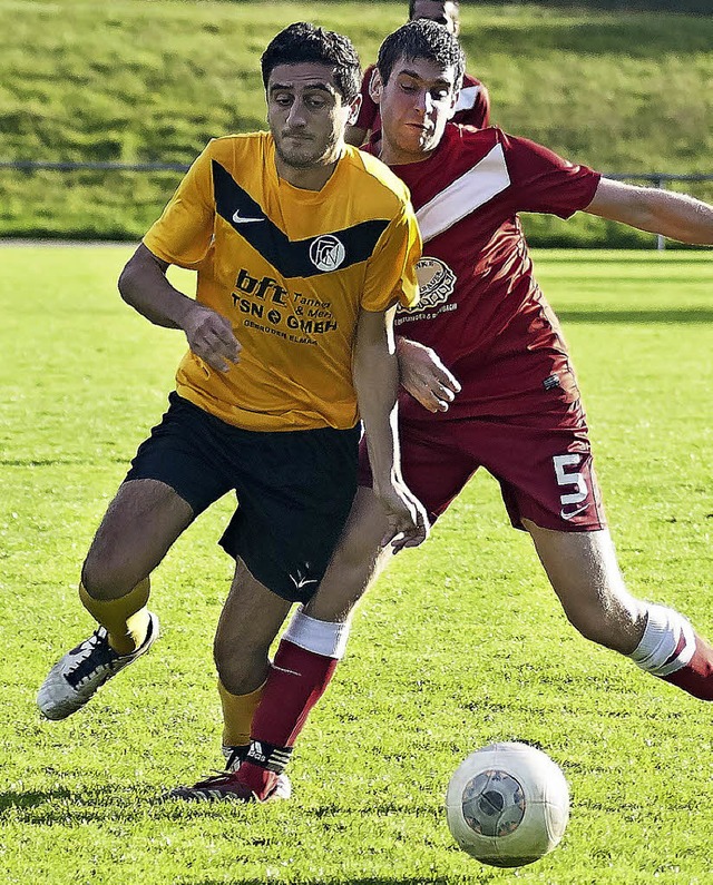 Zu Fall gebracht: Bezirksligist RW Glo...beim FC Neuenburg (Grkan Karacocuk).   | Foto: Butz