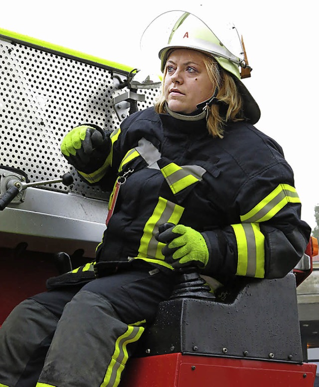 Die Feuerwehrfrau aus Waldshut-Tiengen...m Ende der 30 Meter langen Drehleiter.  | Foto: Erhard Morath