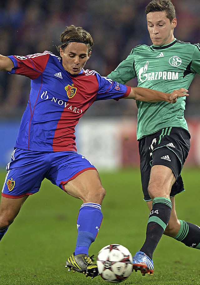 Basler Aufsteiger: Kay Voser (links) i...chalker Nationalspieler Julian Draxler  | Foto: DPA