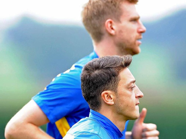 Gro und klein im Gleichschritt: Per Mertesacker und Mesut zil    | Foto: dpa