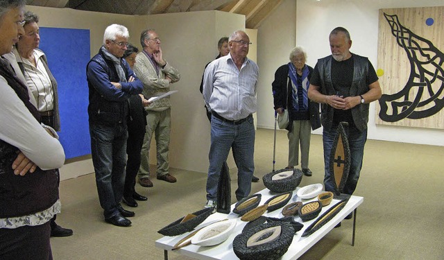 Der Knstler Josef Briechle (rechts) b...Kunstinteressierten einige Skulpturen.  | Foto: Ulrike Spiegelhalter