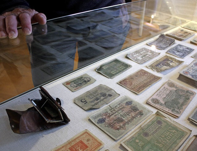 Geldscheine, die oft  das bunt bedruck...und Endiviensalat serviert wurden.      | Foto: christa rinklin