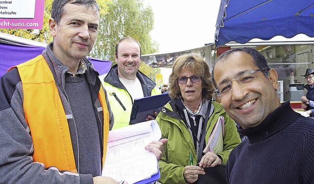 Norbert Schwarz, Mark Stengel und Ursu...n die Gebhren bei den Hndlern  ein.   | Foto: Martina Schnberg/Wilfried Dieckmann