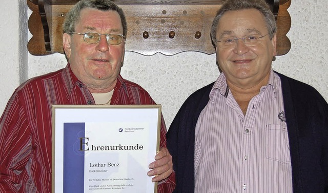 Lothar Benz (links) erhlt fr 50 Jahr...ef Karl-Egbert Jost die Ehrenurkunde.   | Foto: Claudia Renk