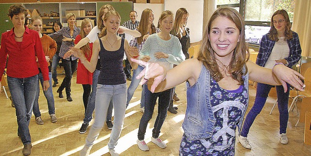 Jana Kopf (Kursstufe 1) bte mit Interessierten Schlern und Eltern  Zumba.  | Foto: Hannes Lauber