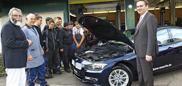 Oliver Jung, Filialleiter des Autohaus...Fu und Schler der GHSE (von links).   | Foto: Dagmar Barber