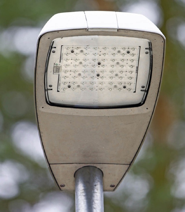 Dimmbar sind die neuen LED-Leuchten k...ur in der Kernstadt sowie  in Holzen.   | Foto: DPA