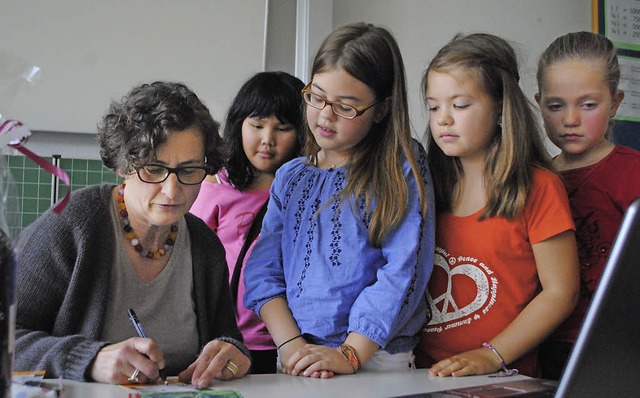 Schriftsteller hautnah: Gerlinde Kurz ...n der Kinder ein und gibt Autogramme.   | Foto: Beatrice Ehrlich