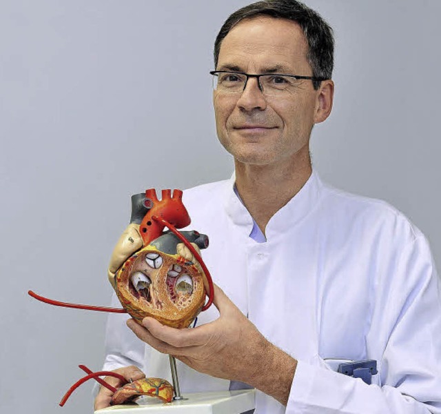 Herzchirurg Johannes Kroll mit dem Modell eines Herzens.  | Foto: Thomas Kunz