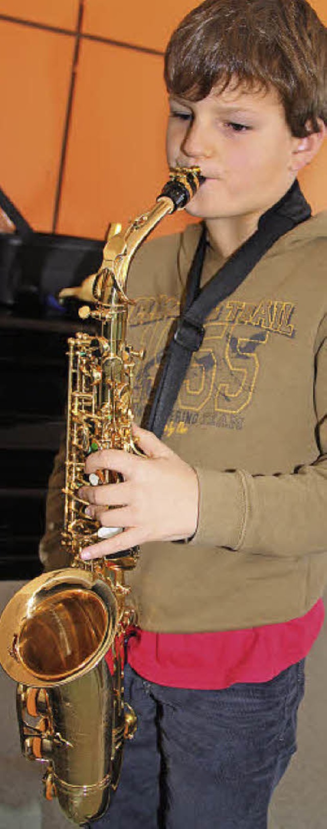 Dominik (10) entlockt dem  Saxophon  schon ganze Tonfolgen.  | Foto: Monika Weber