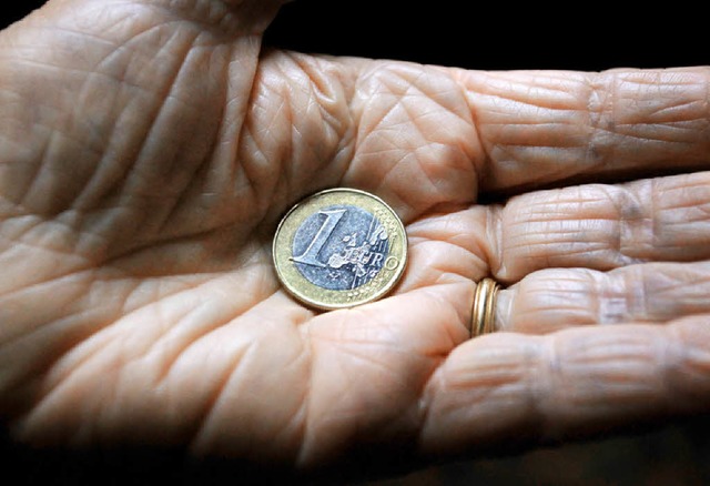 Viele Senioren mssen mit jedem Euro rechnen, um im Alltag zurechtzukommen.  | Foto: dpa