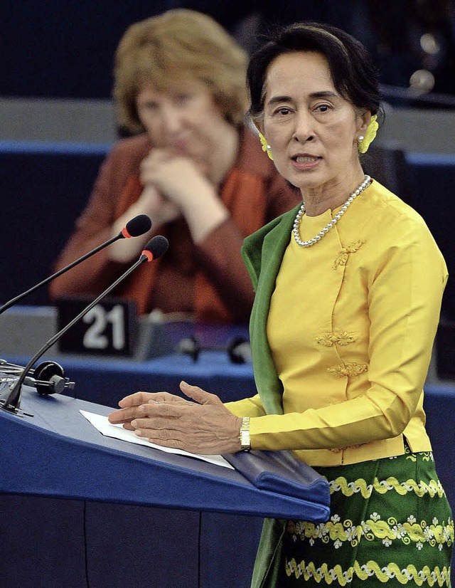 Die Brgerrechtlerin aus Myanmar: Aung... Kyi spricht vor dem Europaparlament.   | Foto: afp