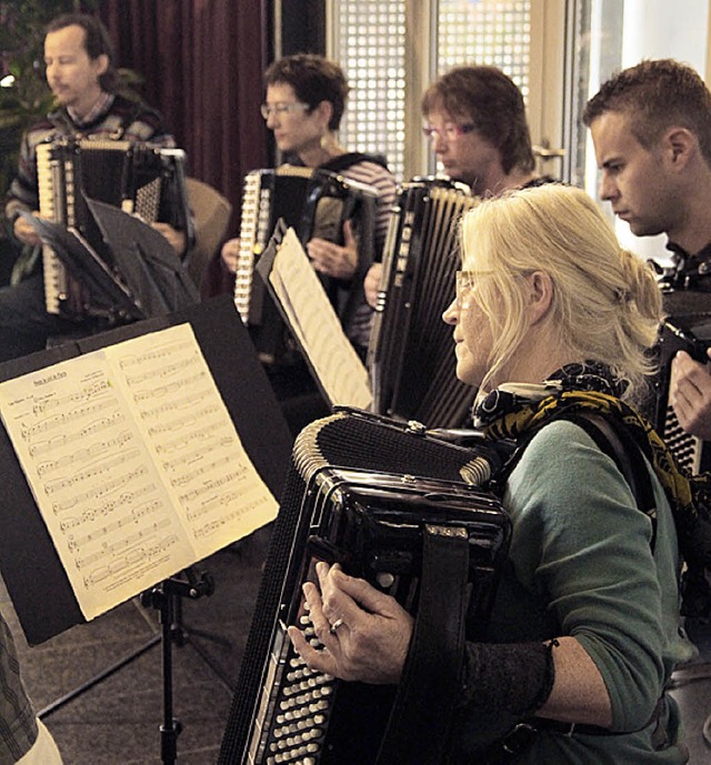 Auch die Musiklehrer zeigten ihr Knne... erste Orchester des Akkordeonvereins.  | Foto: Bergmann