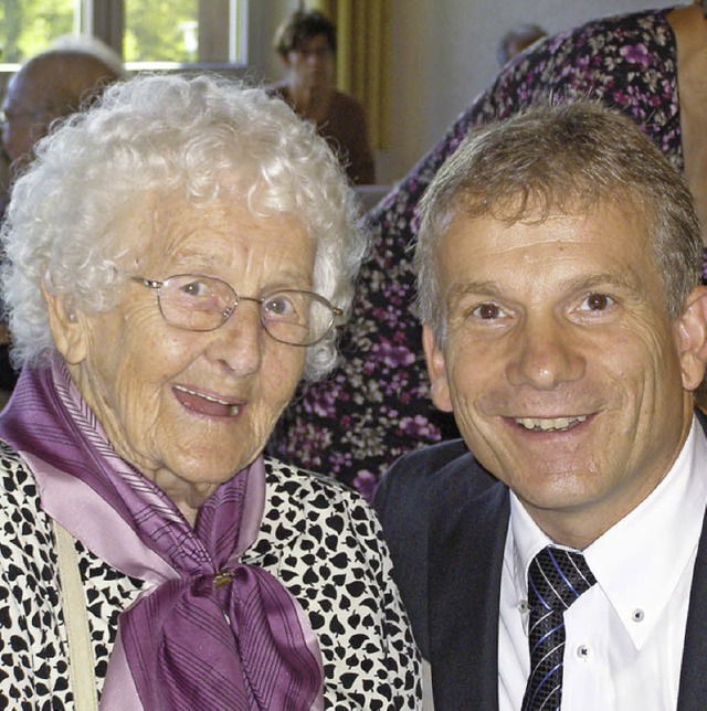 Maria May, mit 95 Jahren die lteste B...Gesprch mit Brgermeister Josef Matt   | Foto: Liane Schilling