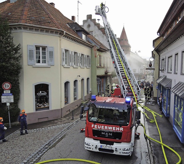 Lschangriff aus groer Hhe: Dieses M... Rathauses die Drehleiter ausgefahren.  | Foto: Kurt Meier