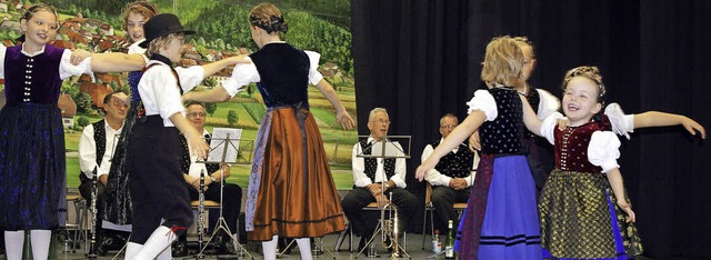 Viel Freude am Tanzen hatte die Kindertanzgruppe, geleitet von Gabriele Rsch.  | Foto: Ernst Hubert Bilke