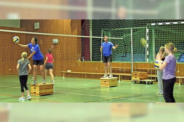 Volleyballer mit Spa bei der Sache