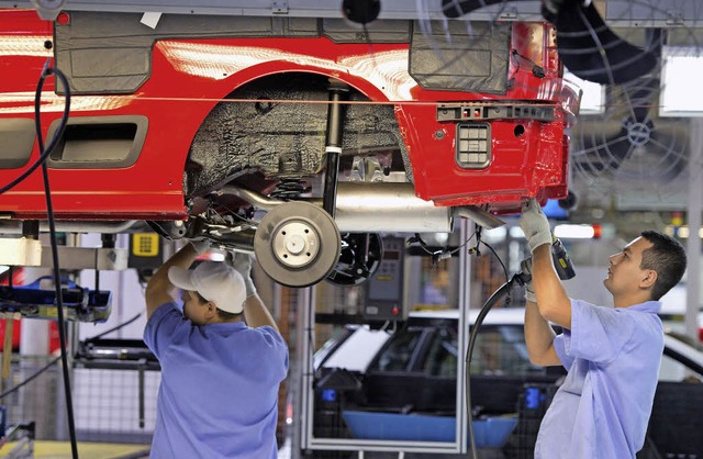 Menschliche Leistung &#8211; hier Arbeiter an einem Flieband der Autoindustrie  | Foto: dpa/Ulrich Jaekel