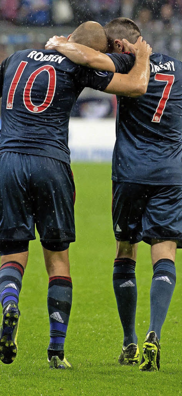 Arjen Robben (links) und Franck Ribry...FC Bayern mal kurz die Kpfe zusammen.  | Foto: dpa