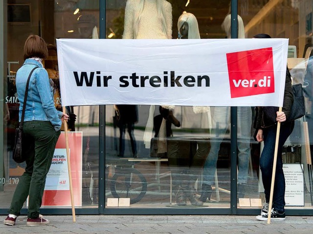 Vor einer H&amp;M-Filiale in Stuttgart steht schon das erste Streik-Transparent.  | Foto: Marijan Murat