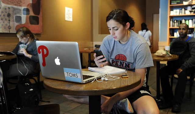 Nie mehr ohne: Laptop und Smartphone  ...uf dem Campus heute fast unverzichtbar  | Foto: Jewl Samad (AFP)